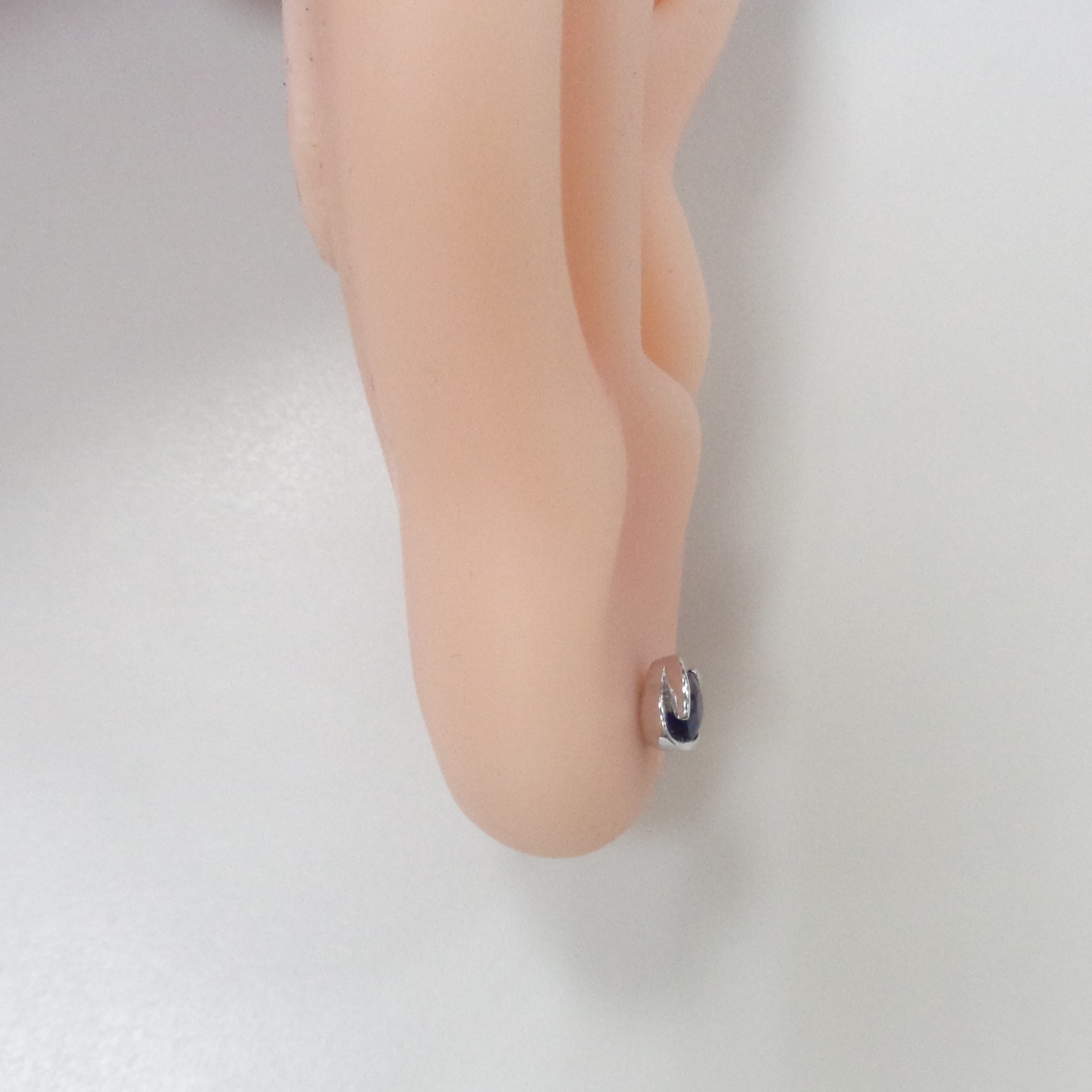 Серьги-пусеты из белого золота с сапфирами